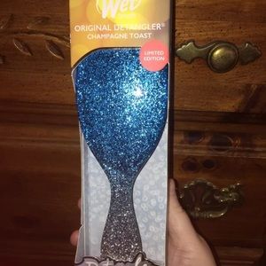 Wet brush limited edition blue sparkle new